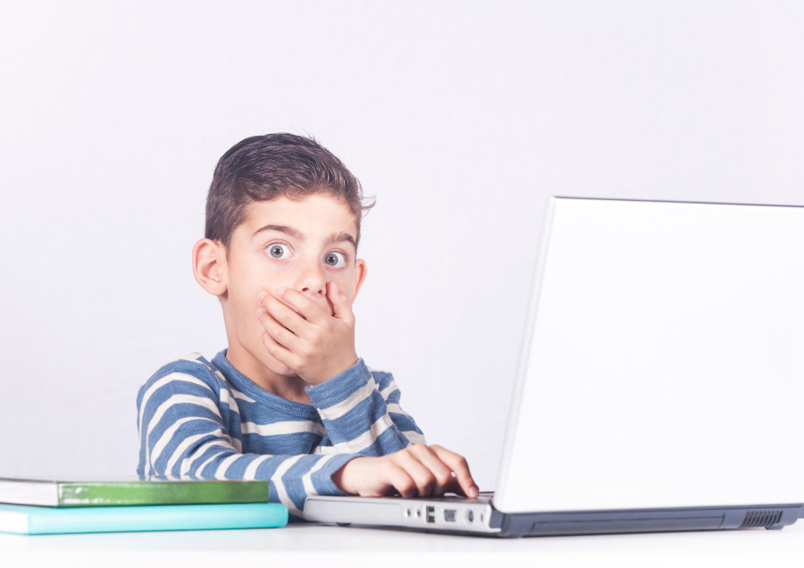 Jedan klik može skinuti gomilu novca sa računa: Evo šta na internetu decu “tera” da troše pare? 