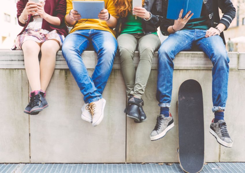 Digitalno mikro-nasilje: Deluje bezazleno, ali kod tinejdžera stvara osećaj manje vrednosti, nevidljivosti i usamljenosti