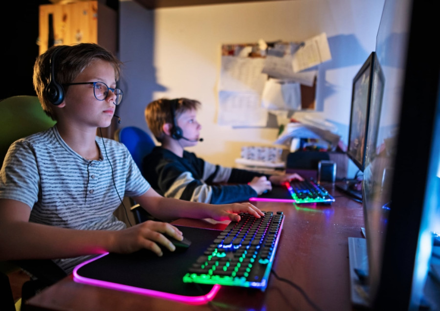 Cyber bullying u praznično vreme – kad „čestitke“ postanu oružje među tinejdžerima