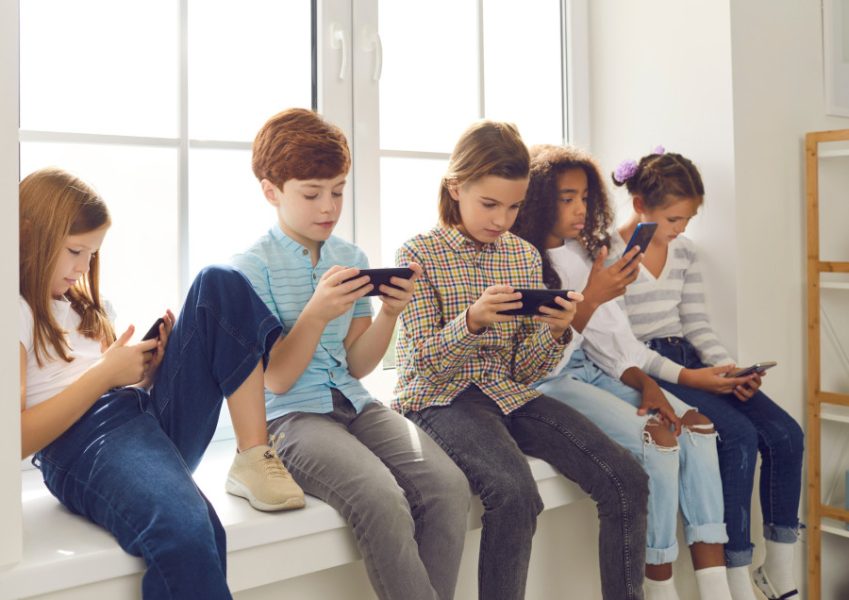 Kada dete treba da dobije telefon? Rezultati ankete Mame portala među 13.000 žena otkrili zabrinjavajuću istinu
