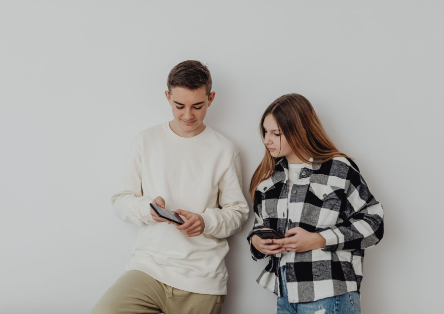 Digitalno nasilje u vezama tinejdžera: Špijuniranje, kontrola i gaslajting preko aplikacija