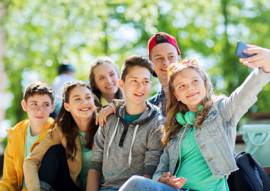 Tihi pritisak digitalnog poređenja: Kako algoritmi utiču na samopouzdanje dece