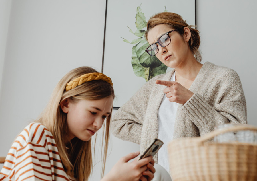 Žašto deca kriju i brišu poruke pred roditeljima? Psihološkinja Đuković objašnjava kada je vreme da se zabrinete