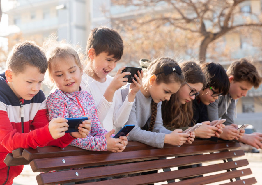 Kad poruka ostane „seen“: Digitalne grupe i pasivna agresija nad decom