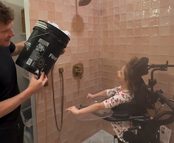 Roditelji uneli sneg u kuću, a razlog je rasplakao sve roditelje na internetu (VIDEO)