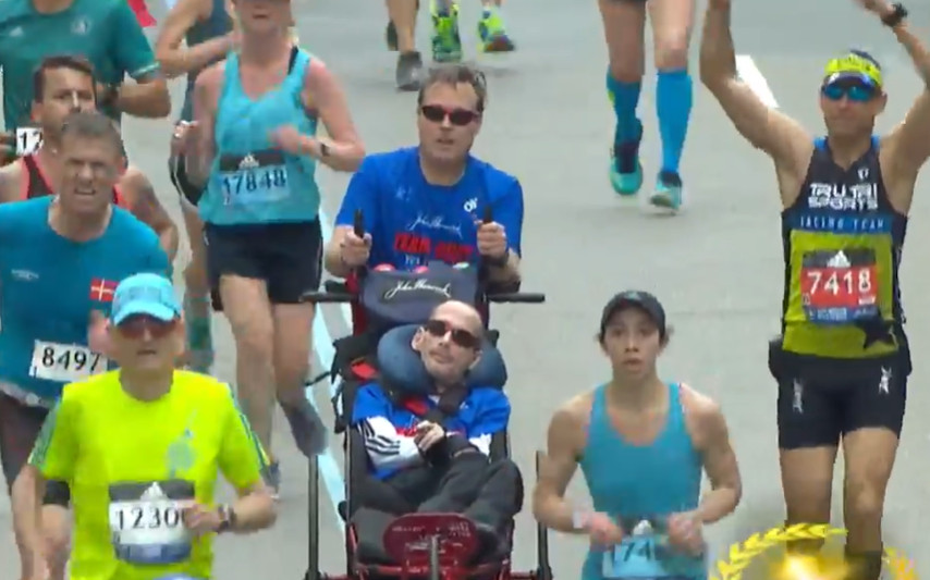 Otac trčao maraton gurajući sina sa invaliditetom – snimak je rasplakao ceo svet (VIDEO)