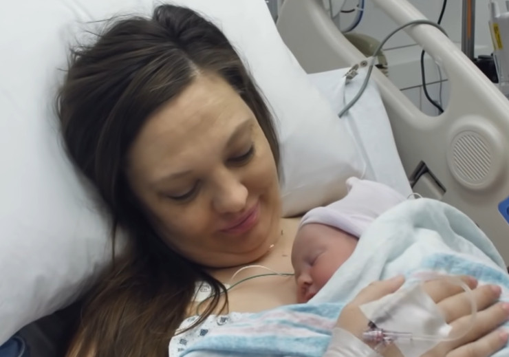„Nikada nećeš biti majka“ – a onda je rodila devojčicu i šokirala svet (VIDEO)