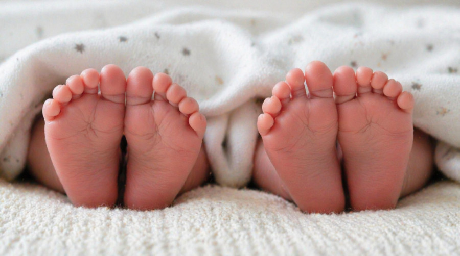 Rodila blizance, a svaki ima drugog oca: Istinita priča koja je šokirala svet