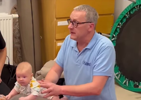 Fizioterapeut pokazao vežbe sa bebom na lopti: Ovako podstičete razvoj i jačate mišiće već od 3. meseca