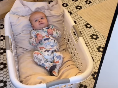 Mama pokazala trik koji je oduševio roditelje: Kako da sredite frizuru dok beba mirno „sarađuje“ (VIDEO)