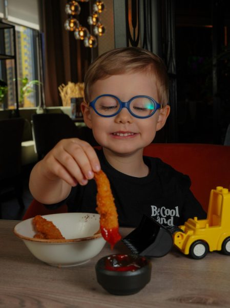 Deca u kafićima i restoranima: Roditeljska sloboda ili kultura ponašanja na javnim mestima