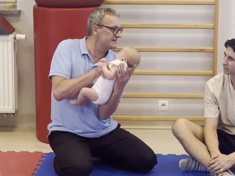 Kad beba neutešno plače, ovo prvo uradite: Poznati fizioterapeut pokazao pokret koji smiruje za nekoliko sekundi