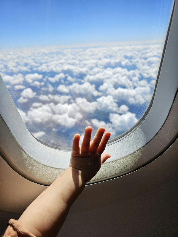 Putovanje avionom sa bebom, bez panike: Praktični saveti koji zaista pomažu