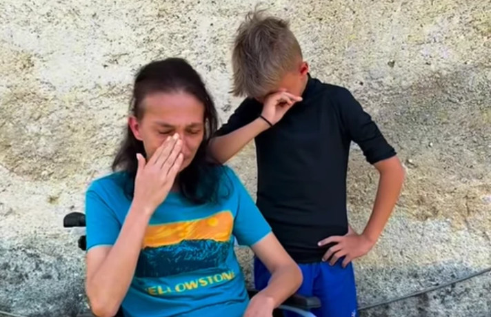 Dečak iz Velike Kladuše rasplakao Balkan! Mama mu je u kolicima, on ima samo jednu želju