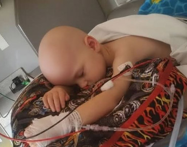Tumor je metastazirao, čak joj i kosti pucaju! Mama devojčice koja se leči u Atini digla Balkan na noge