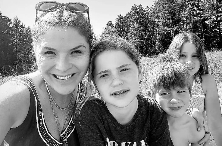„Liže me po licu kao mačka!“ Poznata mama otkrila neobičan način na koji joj sin pokazuje ljubav