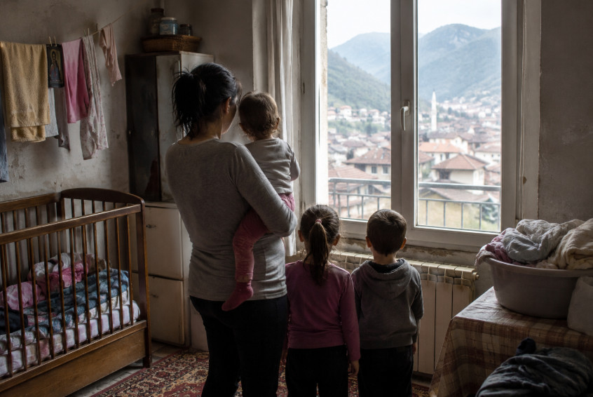„Razmišljam da dam bebu na usvajanje…“ Srbija u suzama zbog potresne objave trudnice sa troje dece