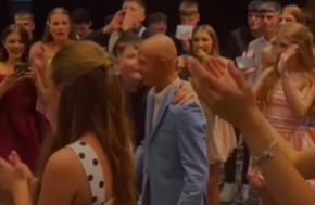 Snimak sa mature u Beogradu rasplakao je Srbiju! Viktor između hemioterapija došao na svoje matursko veče