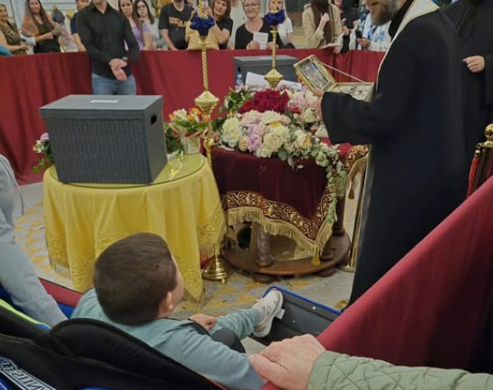 „Sine, poljubi Bogorodicu“: Dirljiva priča Ljube (14) u kolicima rasplakala vernike u Hramu Svetog Save