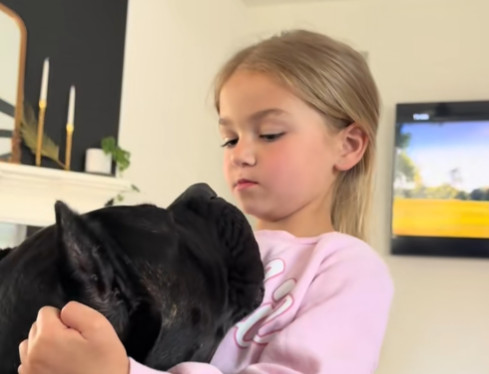 Devojčica bez straha rukama obujmila glavu crne zveri! Na kraju se desilo neštu čemu se niko nije nadao