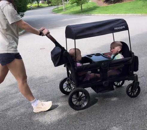 Mama pronašla genijalan način da blizancima ne bude dosadno u šetnji: Njihov razgovor u kolicima osvojio je TikTok