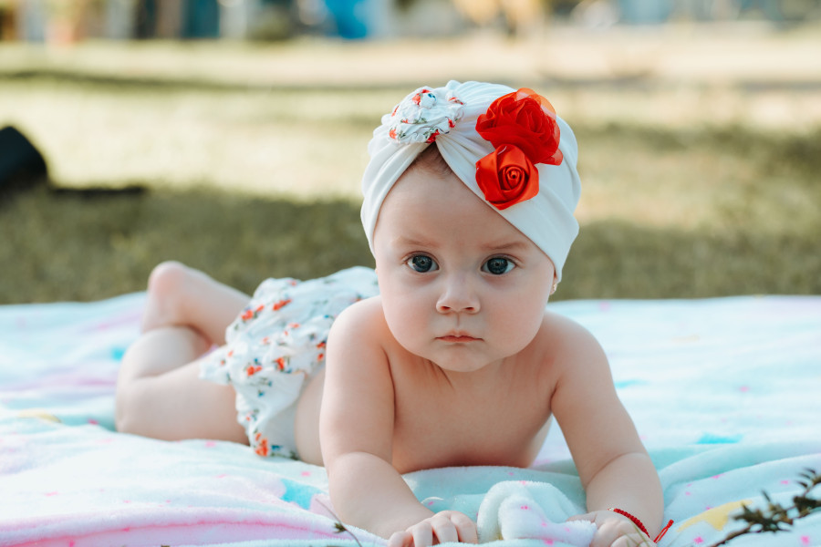Tummy time: Zašto je važno da beba provodi vreme na stomaku
