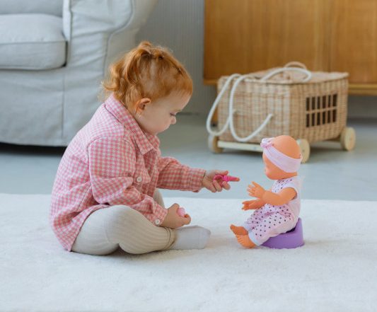 Kako prepoznati da je beba spremna za nošu: Znakovi koje svaki roditelj treba da zna