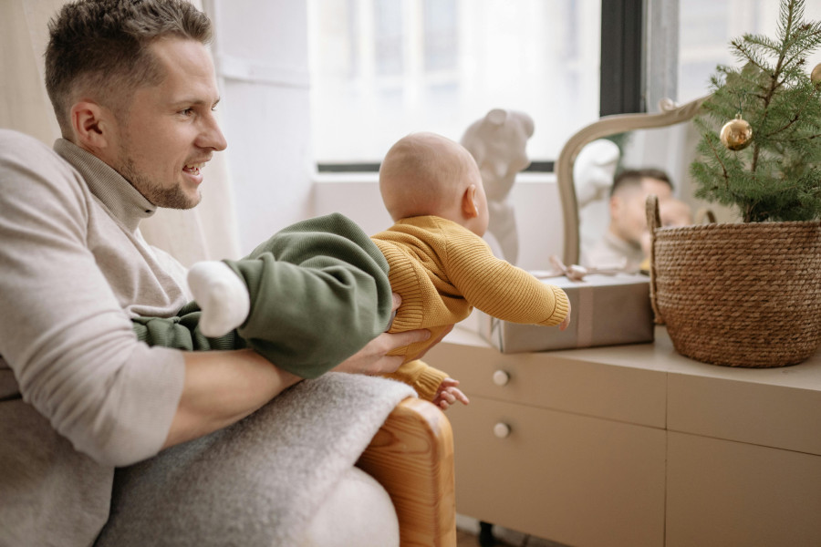Zašto bebe obožavaju ogledala? Evo šta se zapravo dešava kada ugledaju svoj odraz