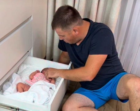 Tata ubacio bebu u fioku i zabezeknuo internet! Evo zašto je morao da bude tako domišljat