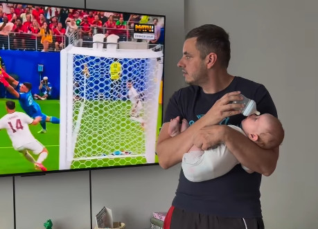 Tata se zabuljio u fudbal, internet ne veruje kako hrani bebu! Jedan detalj je svima zapao za oko