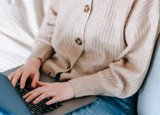 Da li laptop, mobilni telefon i računar zaista utiču na plodnost?