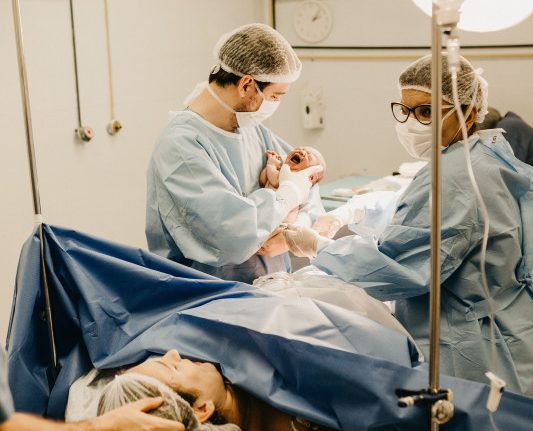 Društvene mreže ponovo raspravljaju o tome da li su mame koje su rodile carskim rezom „lenje“