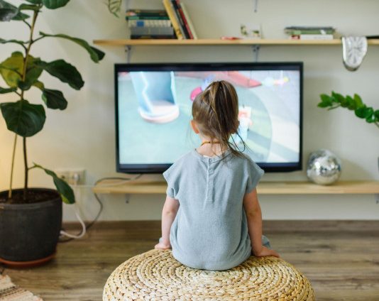 Koliko dete sme da gleda televiziju tokom raspusta?