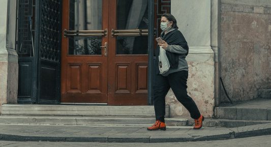 Ispovest majke koju je sin izbacio na ulicu: Živim kao slepac u iznajmljenoj sobi iako imam kuću