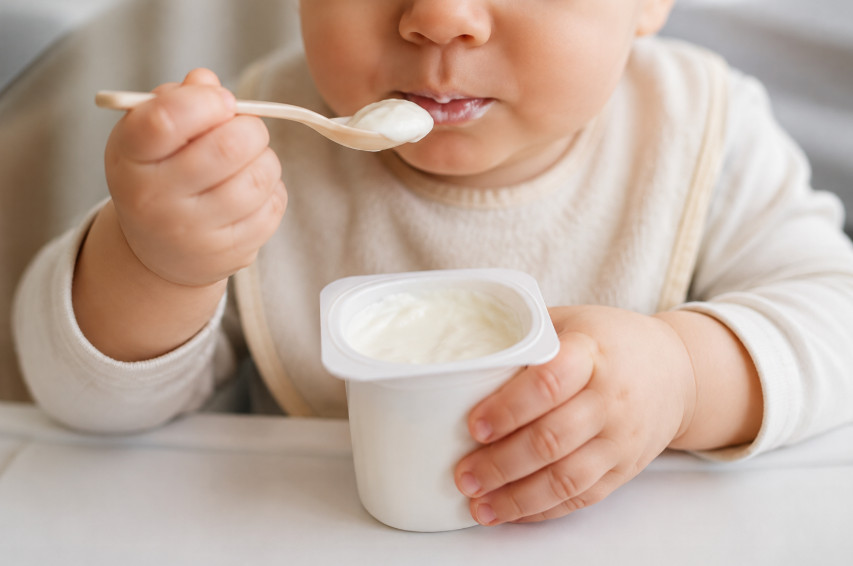 Kada bebe mogu da počnu da piju jogurt? Pedijatri razbili najveće zablude
