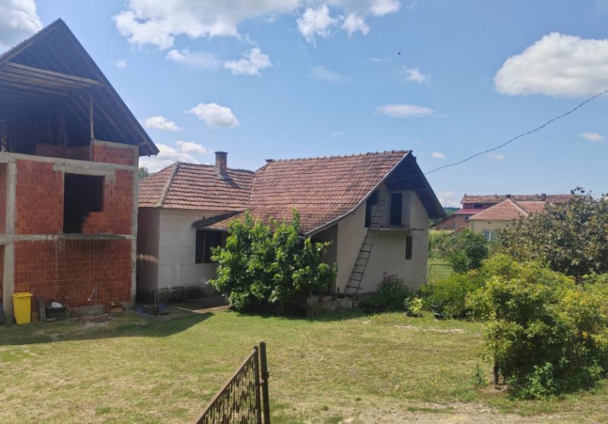 Dve kuće na 10 ari za 26.000 evra! Uz pomoć države majke mogu lakše do doma za čitavu porodicu