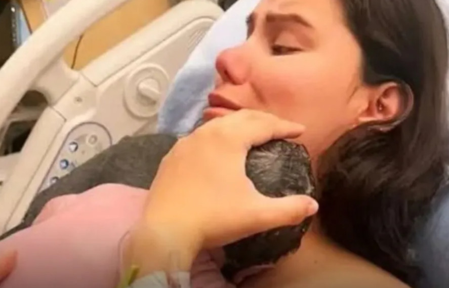 „Mislila sam da mi je beba umrla“: Zaspala tokom porođaja, a onda je medicinska sestra podigla jorgan