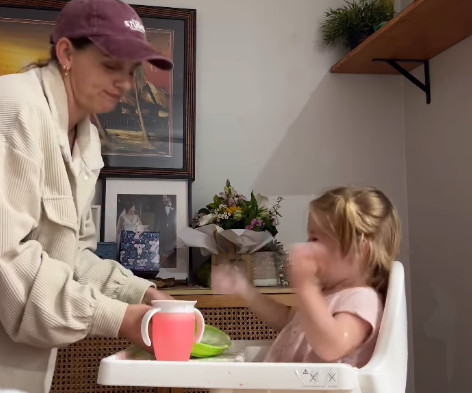 Devojčica je vrištala i prosipala jogurt, a mama… Pogledajte šta je uradila i tantrum je prestao