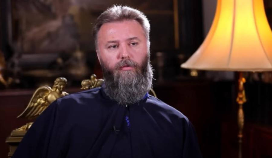 Otac Predrag Popović zaustavio ženu na liturgiji: „Ne možeš takva pred Gospoda“