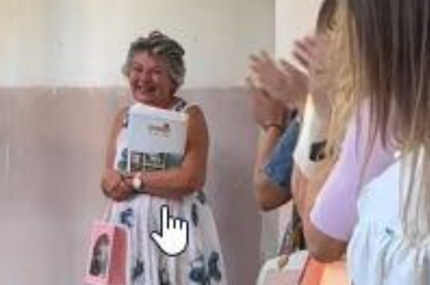 Ovako se odlazi u penziju! Đaci jednim gestom rasplakali profesorku Osme gimnazije: A zbog onoga što su uradili na kraju se i prekrstila