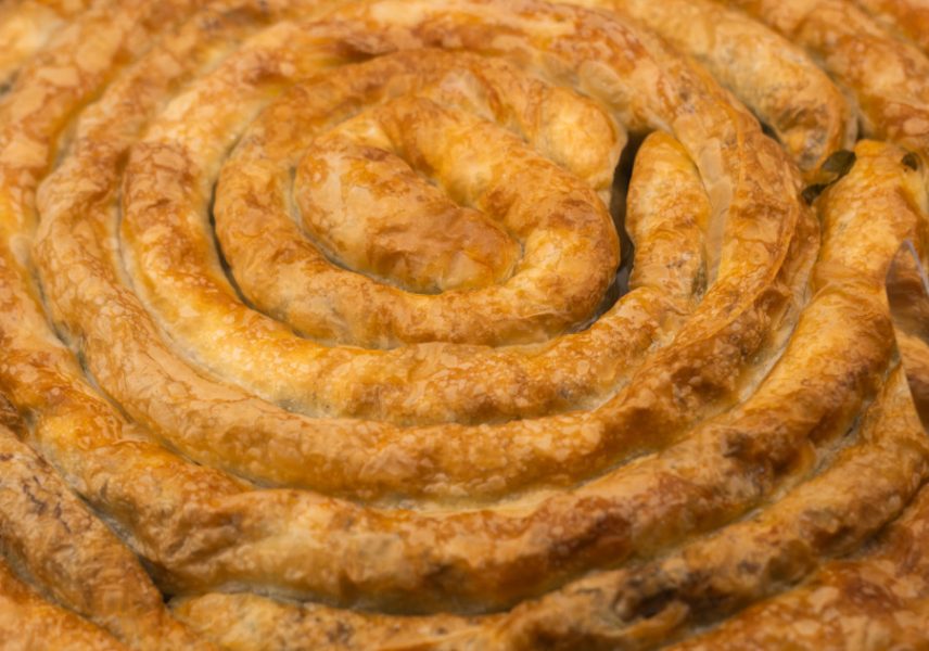 Domaći burek sa sirom je najbolji izbor za doručak: Spolja hrskav, iznutra sočan, a vole ga i deca i odrasli