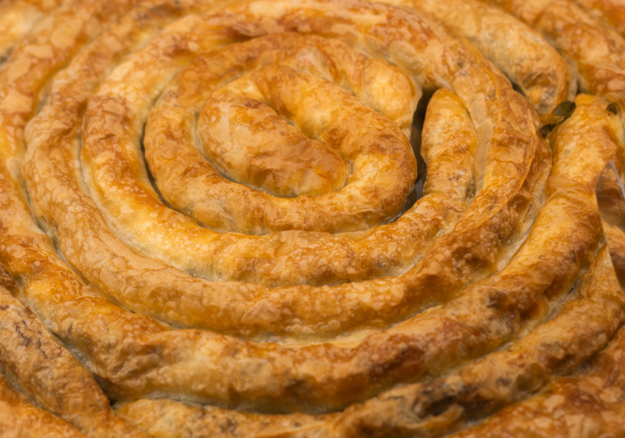Domaći burek sa sirom je najbolji izbor za doručak: Spolja hrskav, iznutra sočan, a vole ga i deca i odrasli