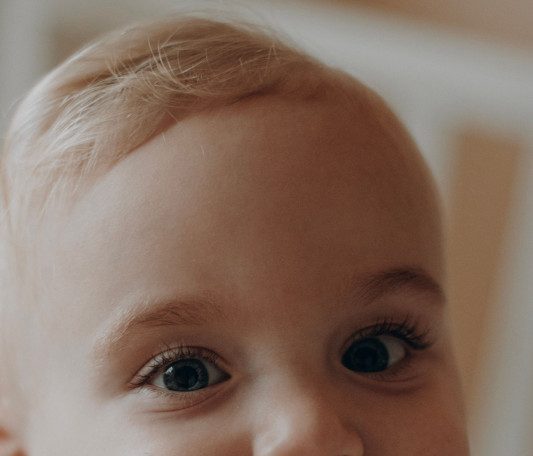 Zašto se deci menja boja kose dok odrastaju? Genetika krije odgovor