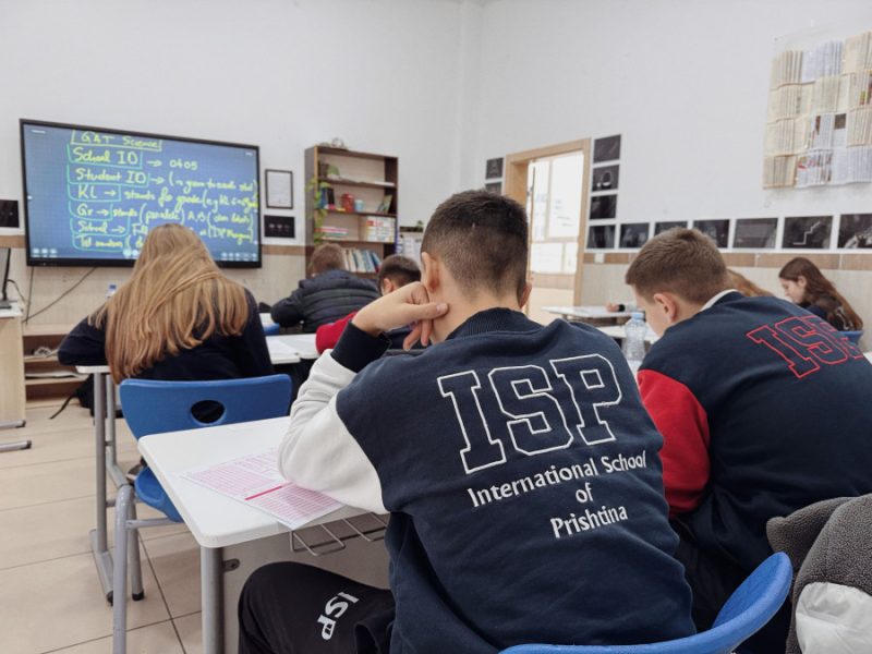 Roditelji masovno odlažu polazak dece u školu zbog letovanja: Da li zaista sme da se izostaje zbog toga – evo šta kaže zakon