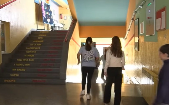 Velika promena u školstvu koja će obradovati roditelje: Država podržala novi model – đaci ne nose knjige kući, domaći završavaju u školi