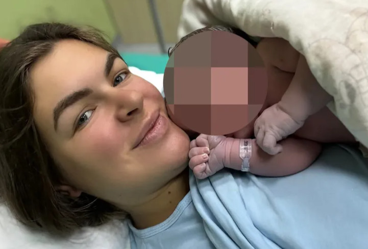 Influenserka postala mama peti put: Nina je u pet godina rodila petoro dece, a slikom iz porodilišta je raznežila pratioce – evo koje moćno ime je dala nasledniku