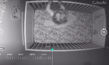 Mama izašla iz sobe i preko kamere gledala šta će beba uraditi: Počela je da plače, a onda se dogodilo nešto neočekivano
