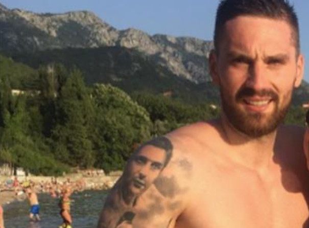 Da li znate čiji je ovo sin? Ozbiljan je dasa, bavi se sportom, a očev lik je istetovirao na ramenu: „Ceo život se trudim da ga ne obrukam“
