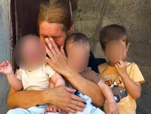 Majka trojice dečaka jeca pred kamerom: Jedan od blizanaca ima Daunov sindrom, a svi sanjaju samo jedno