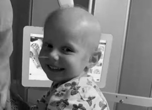 „Nisu sve heroine nosile plašt, jedna je nosila nosila najlepši osmeh“ Bolna poruka mame male „Zlatokose“ koja je umrla od tumora na mozgu